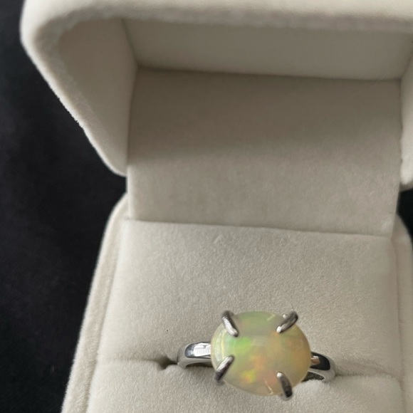 Opal ring set in .925 silver. Ring is adjustable. - Picture 2 of 8